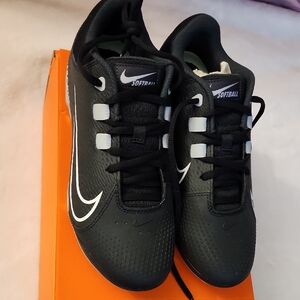 NEW Nike Women's Hyperdiamond 4 Elite Metal Fastpitch Softball Cleats